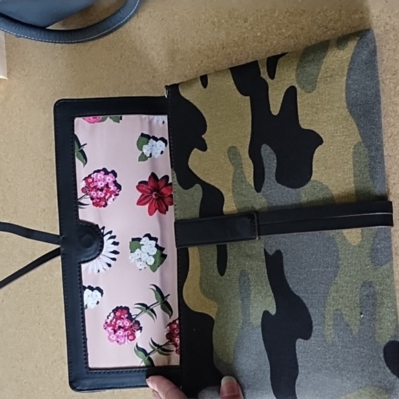 Stella And Dot Fabric Camo Clutch - Picture 3 of 7